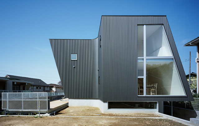 Shigeru Kuwahara Architects' use of unusual plot